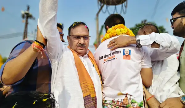 सेवा संकल्प यात्रा के स्वागत में सजा बदोसराय चौराहा, बाइक सवारों का हुआ सम्मान